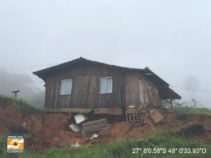 Deslizamento causa danos em residência em Guabiruba