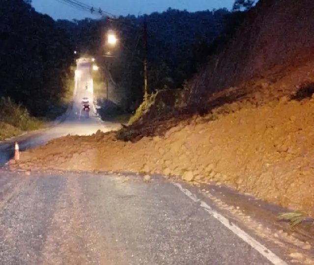 (VIDEO) Nova queda de barreira é registrada na Pedro Merísio