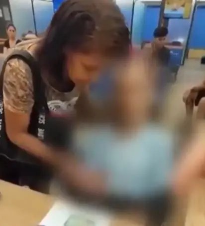 (VÍDEO) Mulher leva cadáver ao banco para fazer empréstimo 