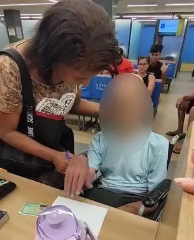 Mulher que levou idoso morto a banco recebeu R$ 30 mil