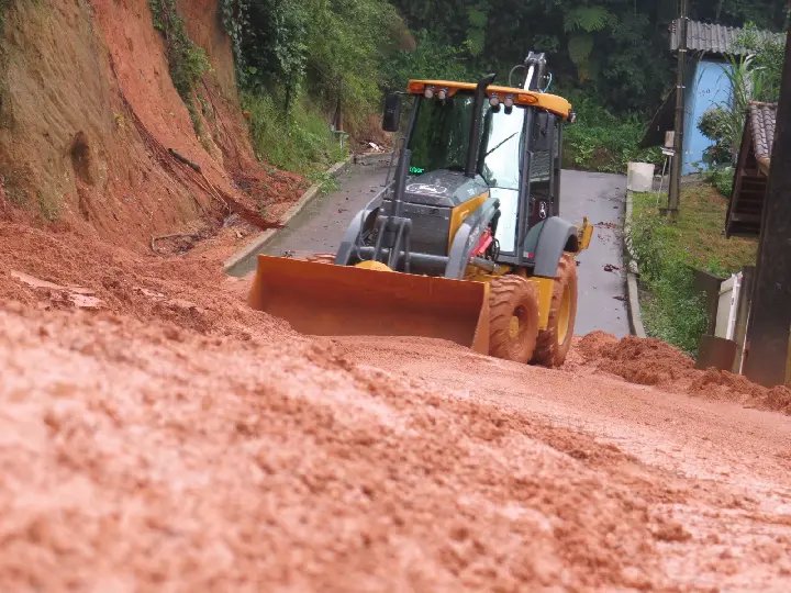 Trégua das chuvas coloca equipes de limpeza nas ruas