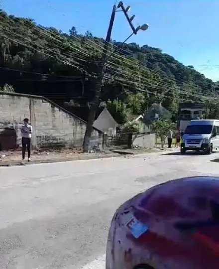 (VÍDEO) Carro acerta poste no Cedrinho