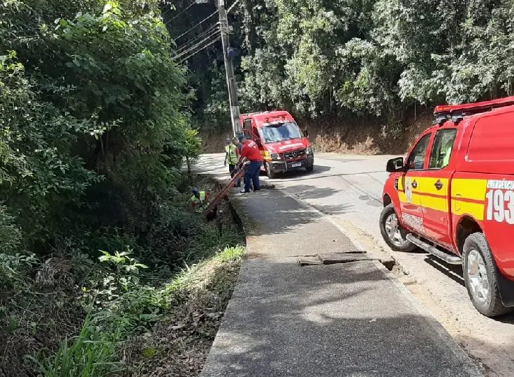 Idoso fica ferido após cair de barranco em Brusque 
