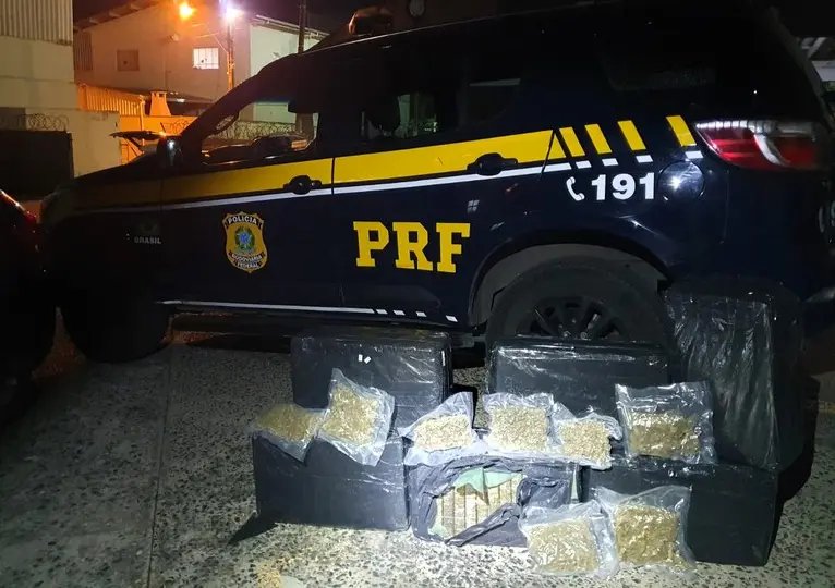 Mulher é presa transportando 135 kg de maconha 
