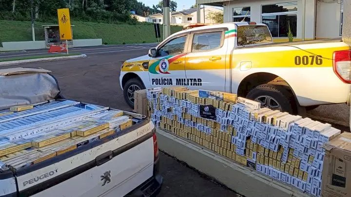 Carro capota e revela 15 mil maços de cigarros contrabandeados