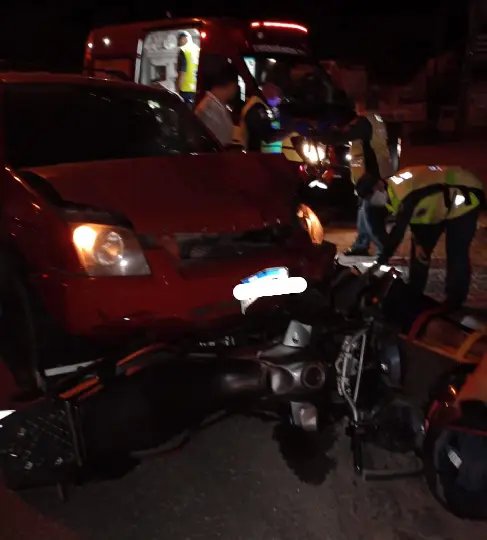 Dois homens se ferem em colisão com carro no Dom Joaquim