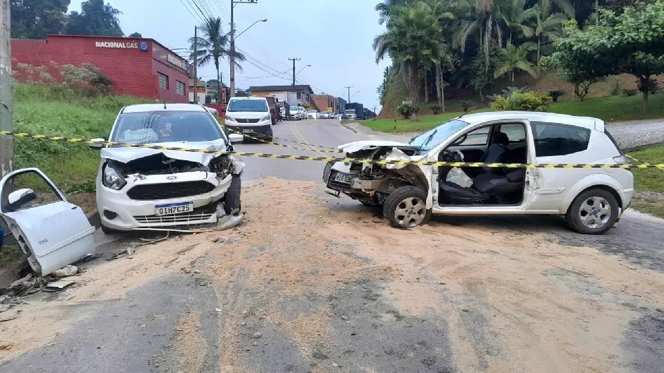 (VÍDEO) Carros batem de frente e ficam destruídos 