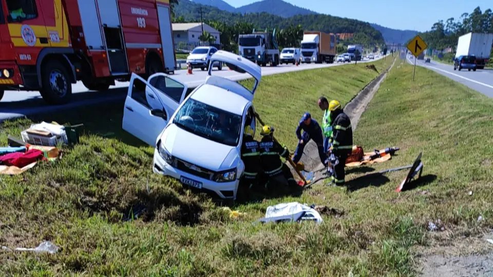 Carro capota depois de acidente na BR-470