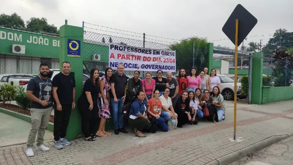 ‘’Professores em greve a partir do dia 23/04. Negocie, governador!’’