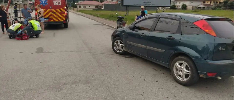 Batida entre carro e moto fere motociclista, em Botuverá