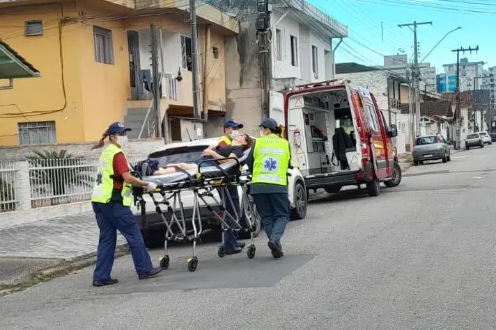 Mulher é atropelada quando atravessava rua no Centro