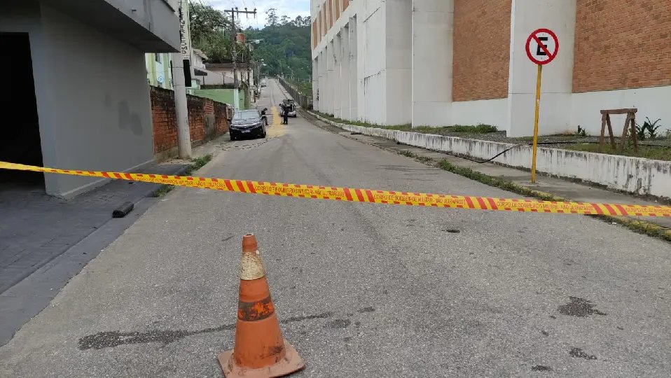Óleo na pista interdita acesso a duas ruas, no Centro