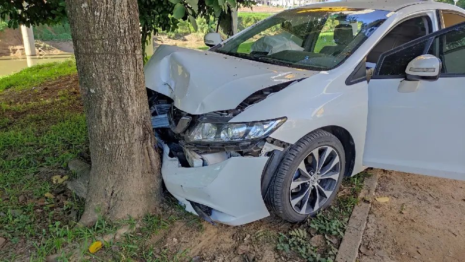 (VÍDEO) Por pouco, carro não cai no rio Itajaí mirim
