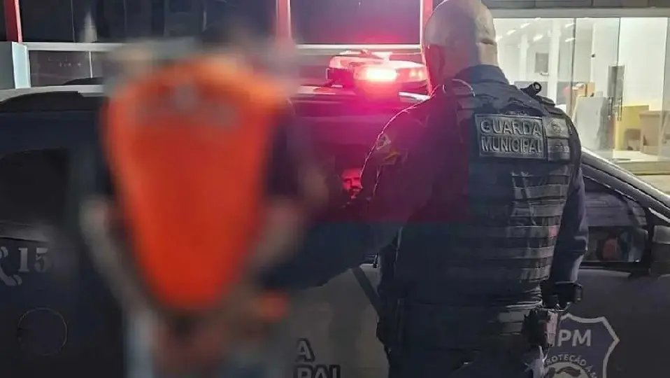 Homem é preso após brigar com esposa e tentar agredir bombeiro