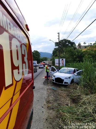 Carro sofre saída de pista após acidente na Ivo Silveira 