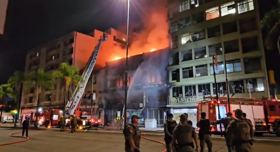 (VÍDEO) Dez pessoas morrem carbonizadas em Porto Alegre