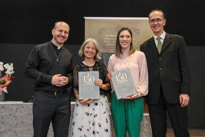 Papa Francisco recebe o livro do Jubileu