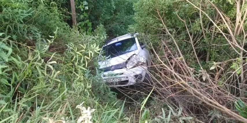 Carro colide contra muro, engata ré e cai em ribanceira