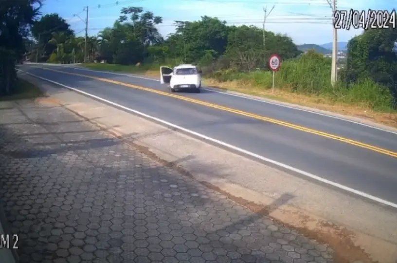Vídeo mostra casal saindo do carro antes de cair em ribanceira