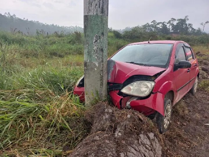 Motorista abandona carro após bater contra poste em Brusque