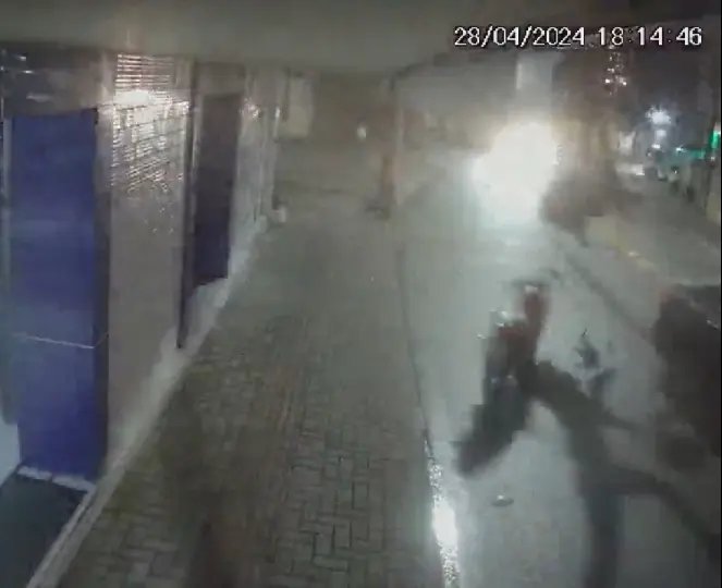 (VÍDEO) Grave acidente entre carro e moto é registrado em Brusque 