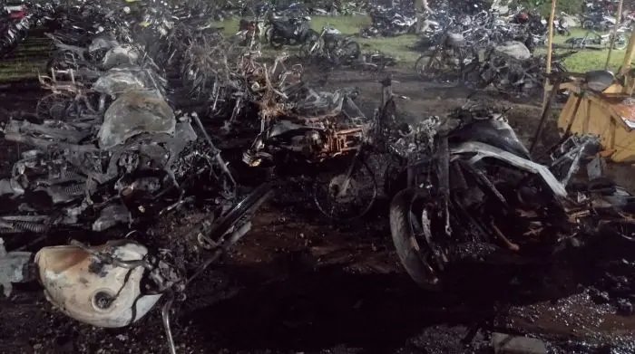 50 motos são destruídas em incêndio criminoso 