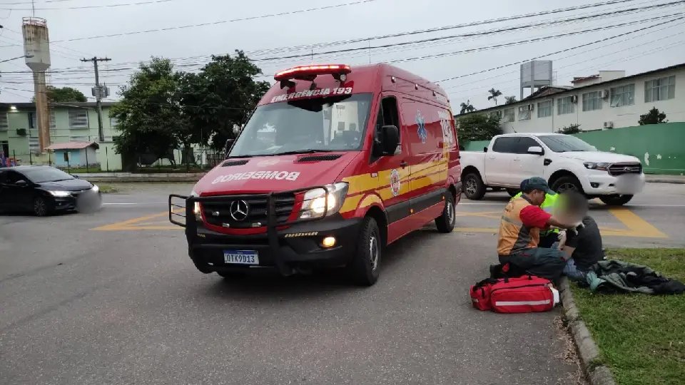 Colisão entre carro e moto deixa um ferido no Maluche 