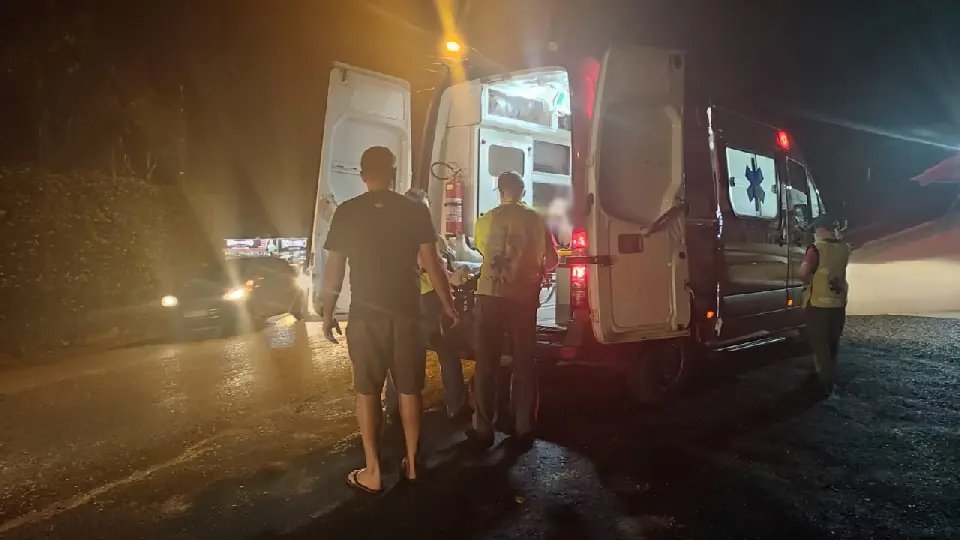 (VIDEO) Mulher é levada para o hospital após acidente em Brusque 