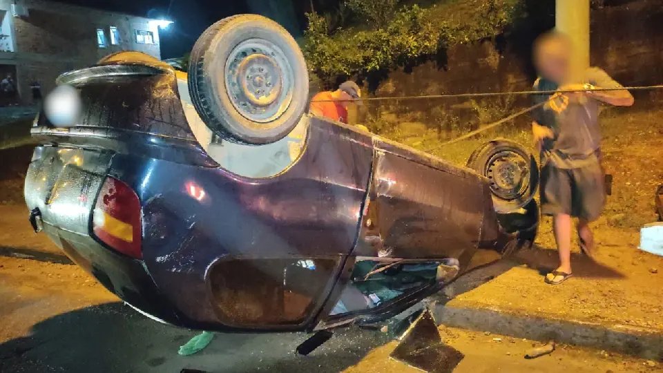 (VIDEO) Capotamento é registrado no bairro Paquetá