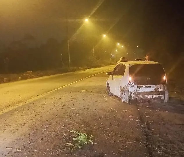 Veículo sai de pista, choca contra barranco e fere jovem