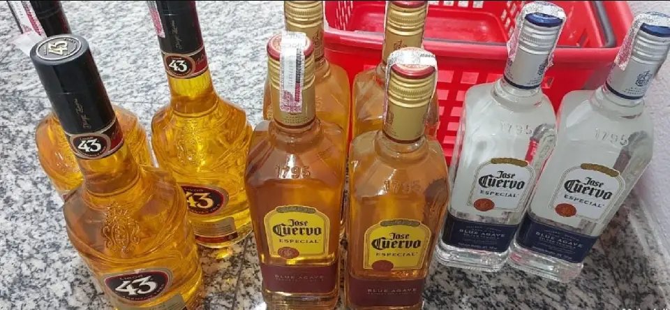 Homem foge e mulher é presa durante furto de garrafas de tequila