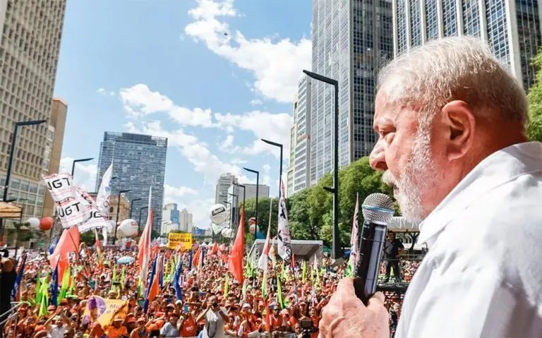 Lula volta a prometer isenção do IR para quem ganha até R$ 5 mil