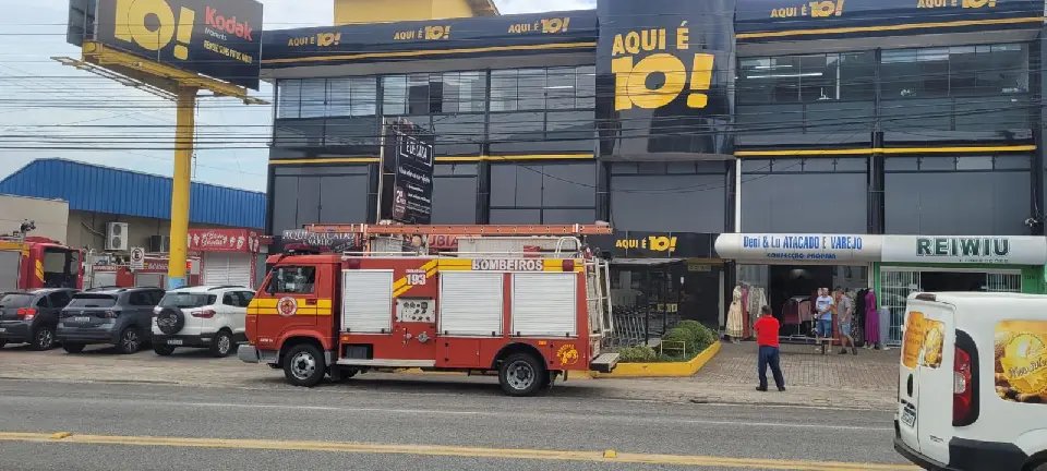 (VÍDEO) Princípio de incêndio é registrado em loja