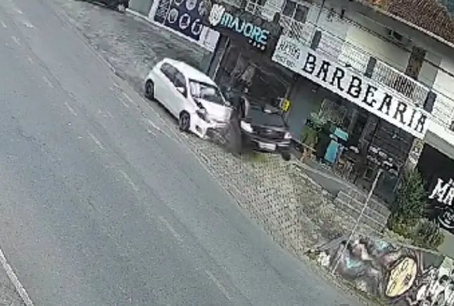 Vídeo registra momento exato de acidente grave em Blumenau 