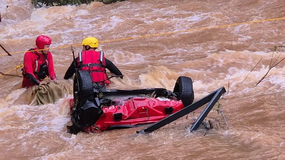 (VÍDEO) Carro é retirado do rio com cadáver dentro