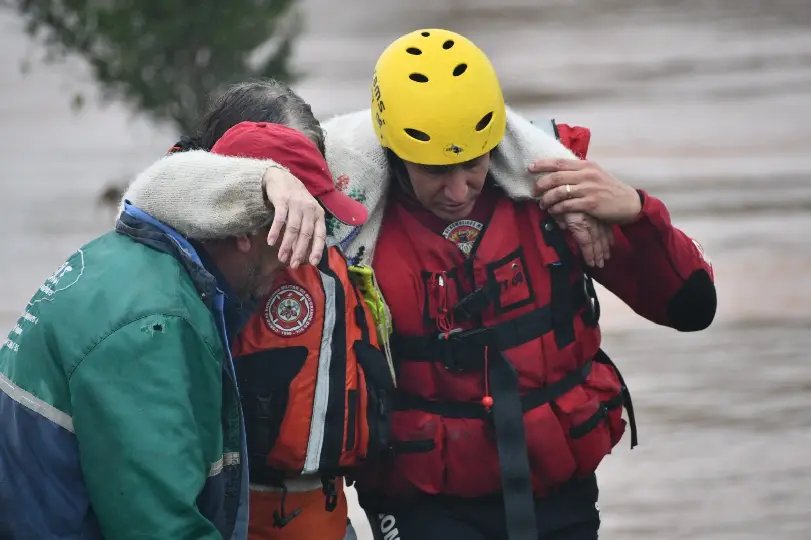 Bombeiros de SC salvam 600 vidas entre animais e pessoas no RS