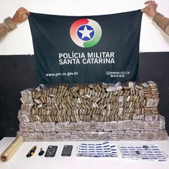 Jovem é preso e PM apreende carga de 700 mil reais de haxixe