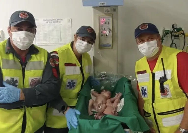 Gêmeos apressadinhos nascem dentro de ambulância em Guabiruba