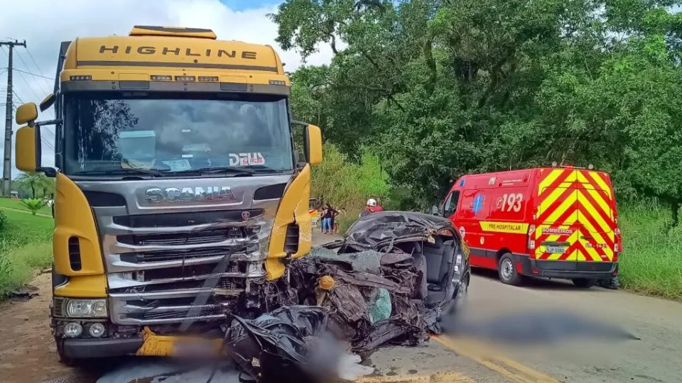 Motorista morre após bater carro de frente com carreta