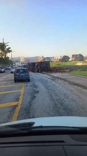 Caminhão carregado tomba na Beira Rio, no Santa Rita