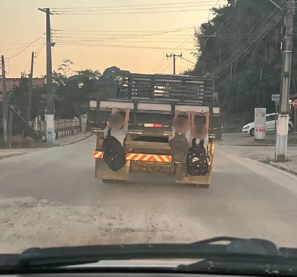 Crianças são flagradas ''pegando rabeira'' em caminhão