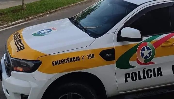 Colisão envolve carro de Brusque na Rodovia Ivo Silveira