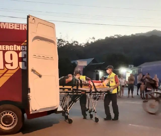 (VÍDEO) Moto acaba presa embaixo do carro e condutor ferido