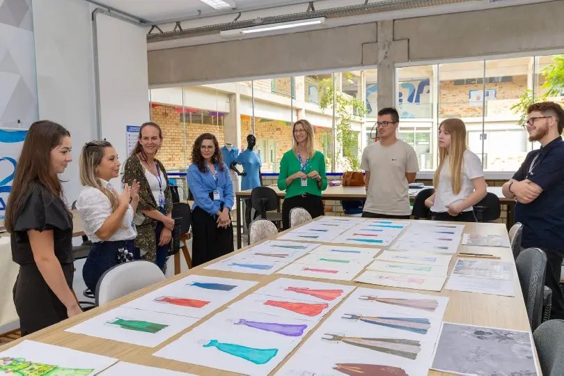 Estudantes criam trajes para a realeza da Festa da Integração