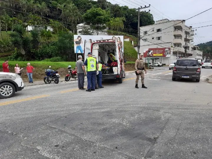 Mulher acaba ferida ao acertar carro na Primeiro de Maio