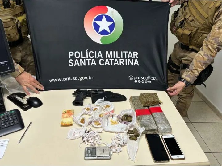 Dupla tinha drogas e simulacro de arma de fogo  no Águas Claras 
