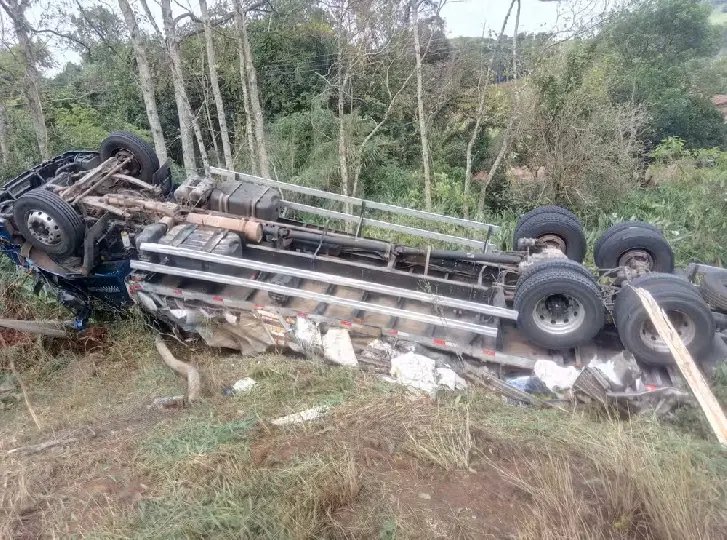 (VÍDEO) Caminhão com ajuda ao RS tomba em Santa Catarina