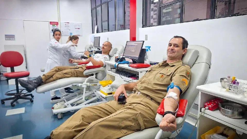 Policiais militares doam sangue para ajudar vítimas no RS 