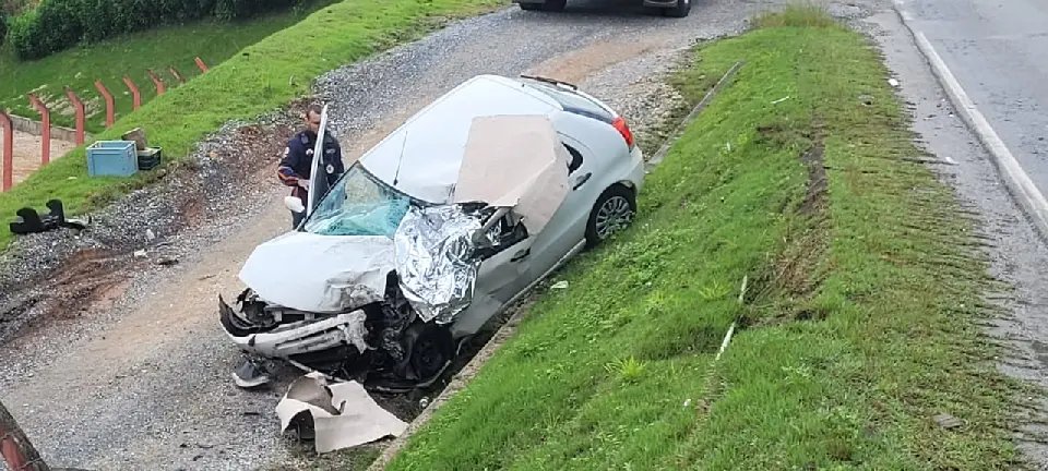 (URGENTE) Mulher morre ao bater carro com caminhão em Botuverá