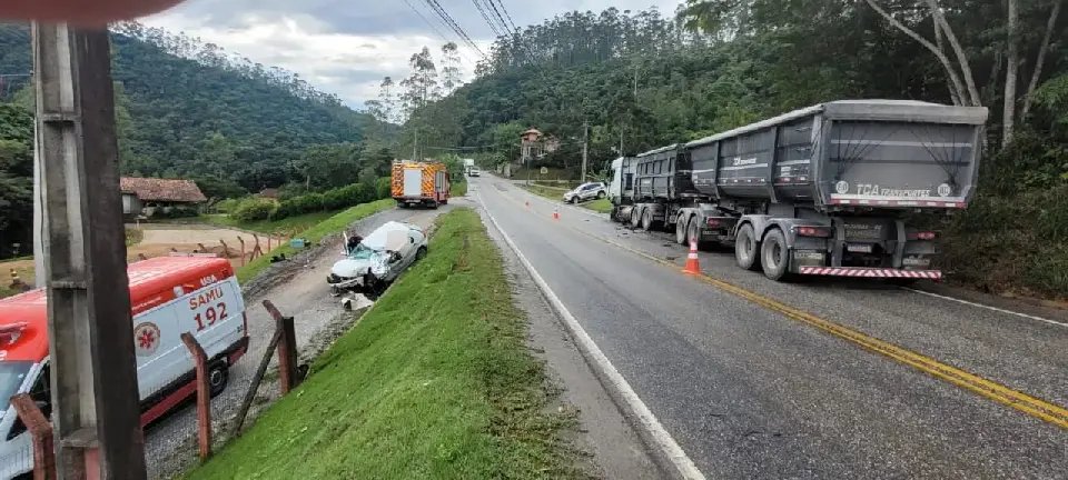 (VÍDEO) Carro da vítima invadiu pista do caminhão, diz policia